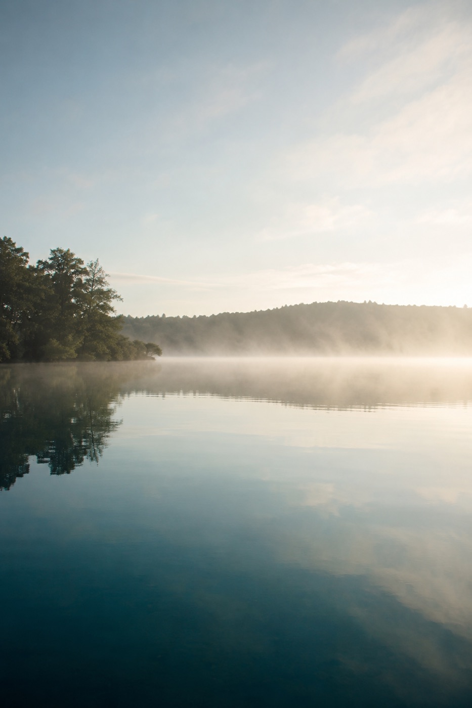 Ruhiger See im Morgenlicht (KI-generiert)